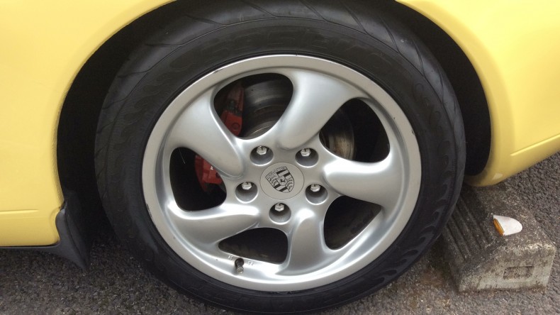 タイヤホイール前