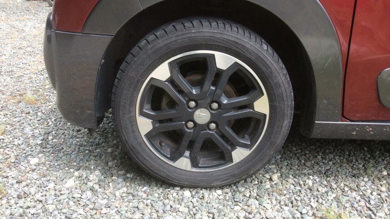 タイヤホイール前