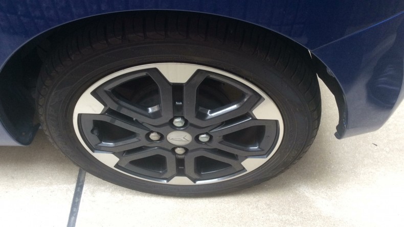 タイヤホイール前