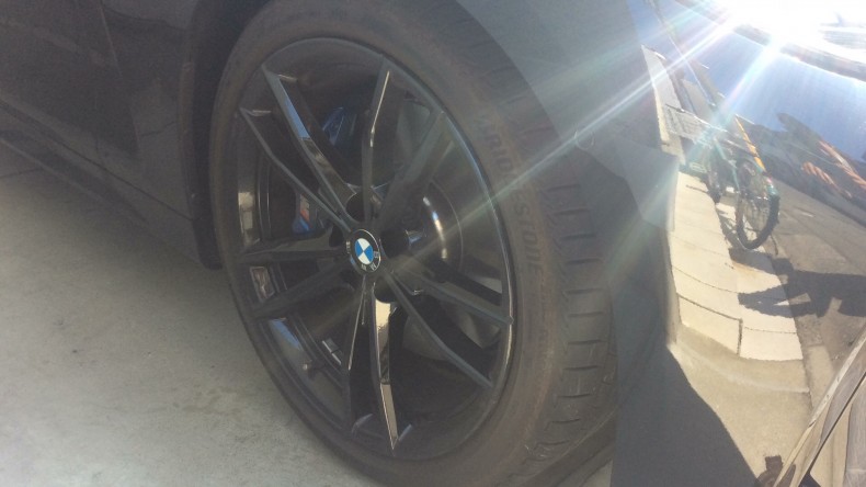 タイヤホイール前