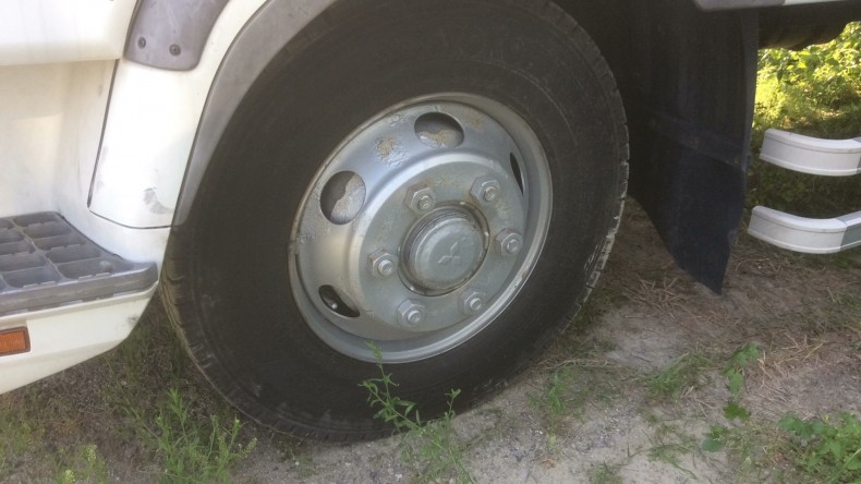 タイヤホイール前