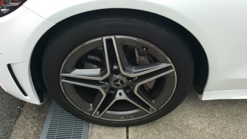 タイヤホイール前