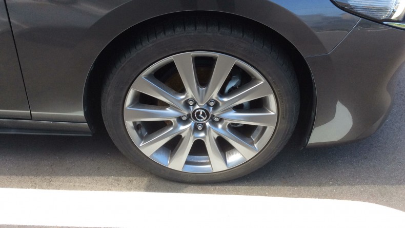 タイヤホイール前