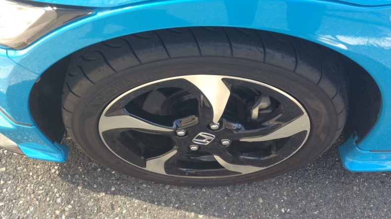 タイヤホイール前