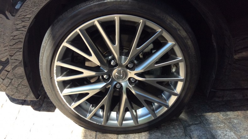 タイヤホイール前