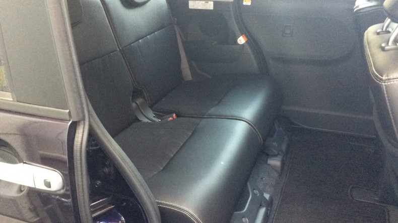 内装後方シート