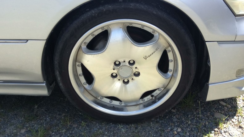 タイヤホイール前