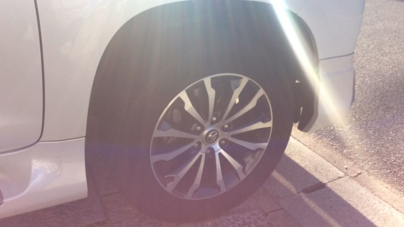 タイヤホイール前