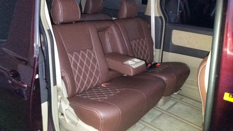 内装後方シート