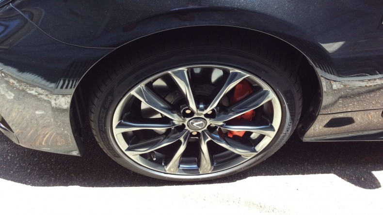 タイヤホイール前