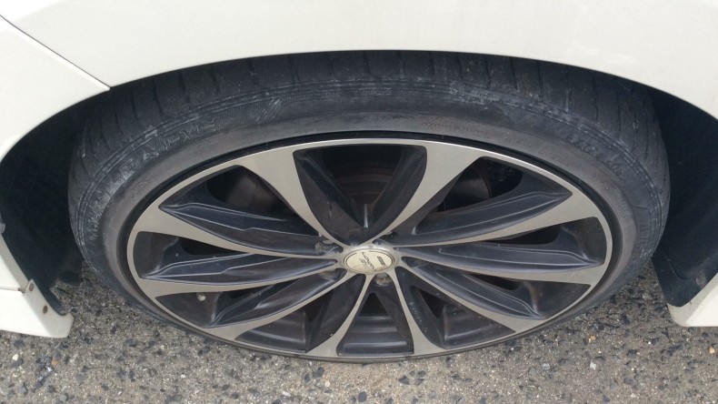 タイヤホイール前