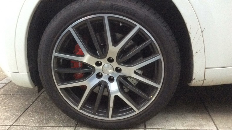 タイヤホイール前