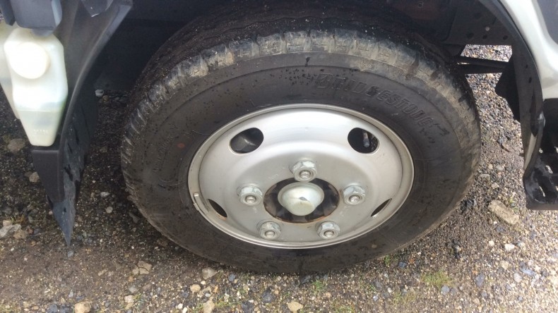 タイヤホイール前