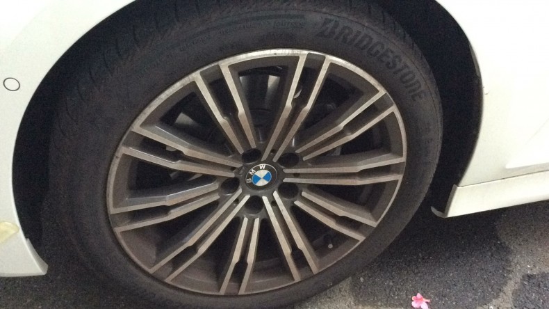 タイヤホイール前