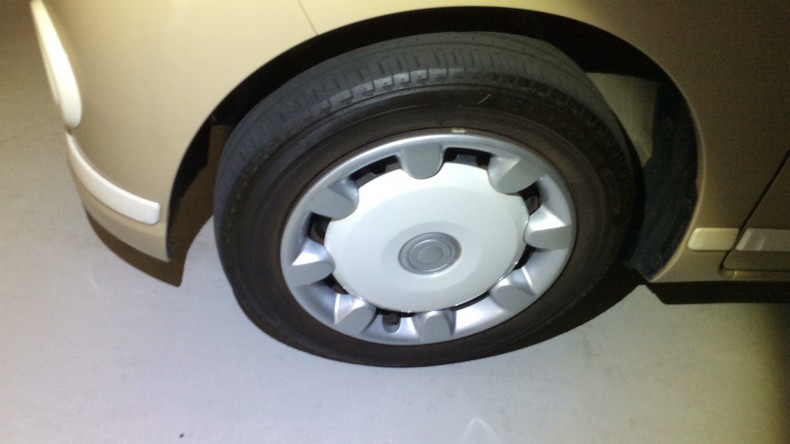 タイヤホイール前