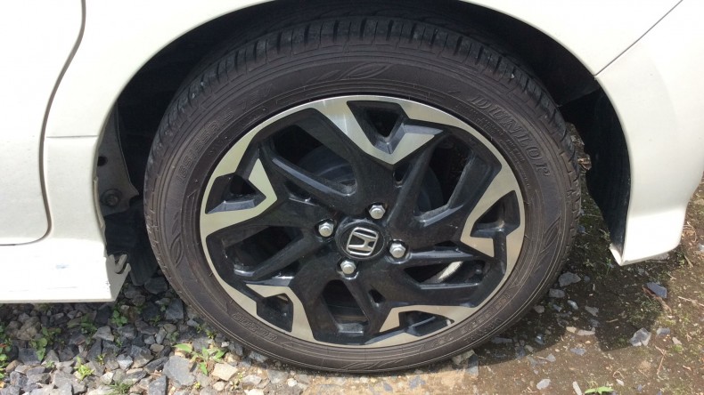 タイヤホイール前