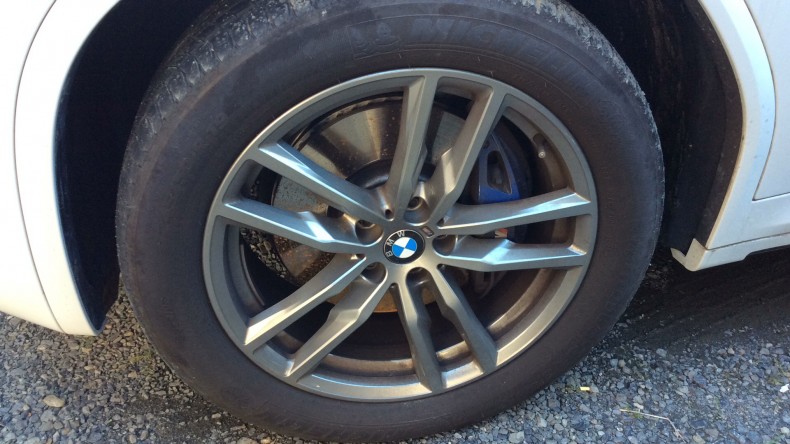 タイヤホイール前