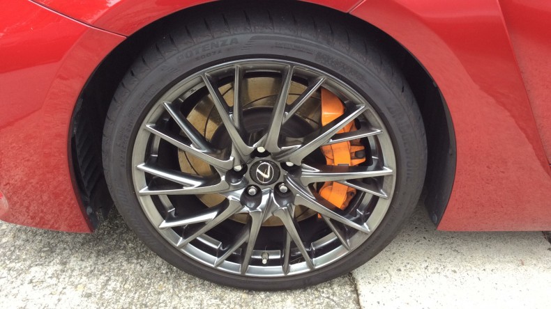 タイヤホイール前