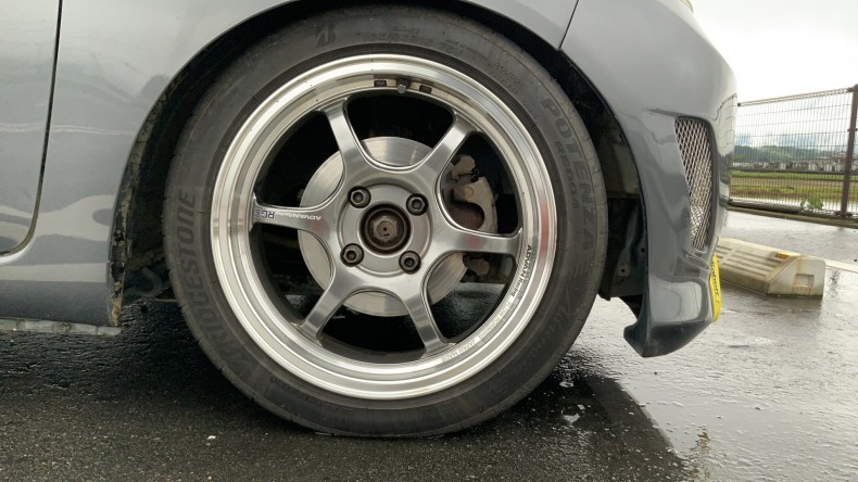 タイヤホイール前
