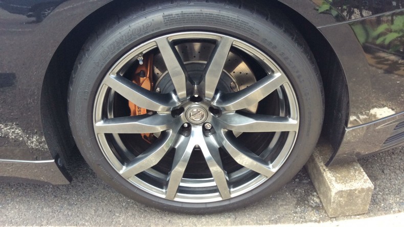 タイヤホイール前