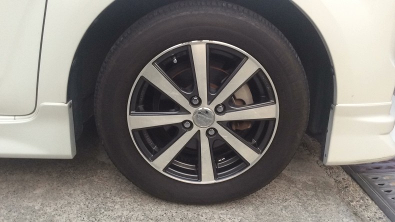 タイヤホイール前