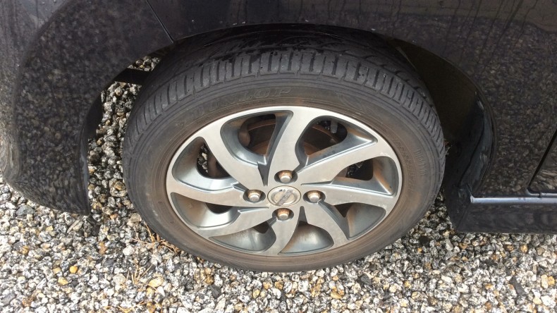 タイヤホイール前