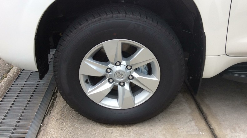 タイヤホイール前