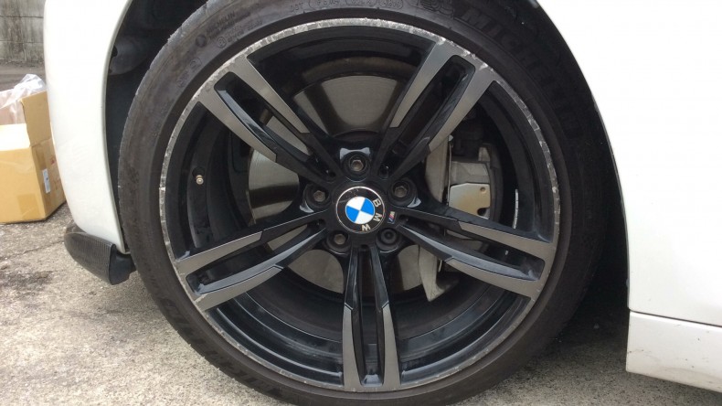 タイヤホイール前