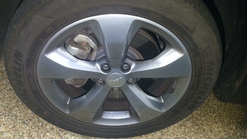 タイヤホイール前