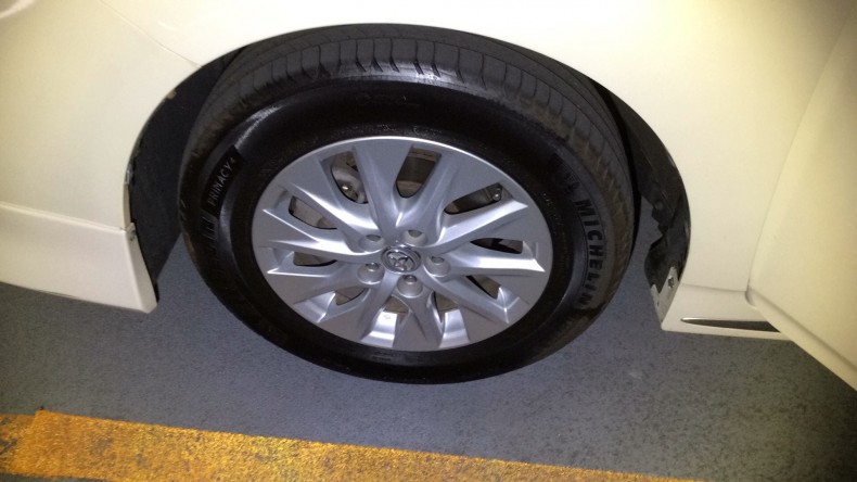 タイヤホイール前