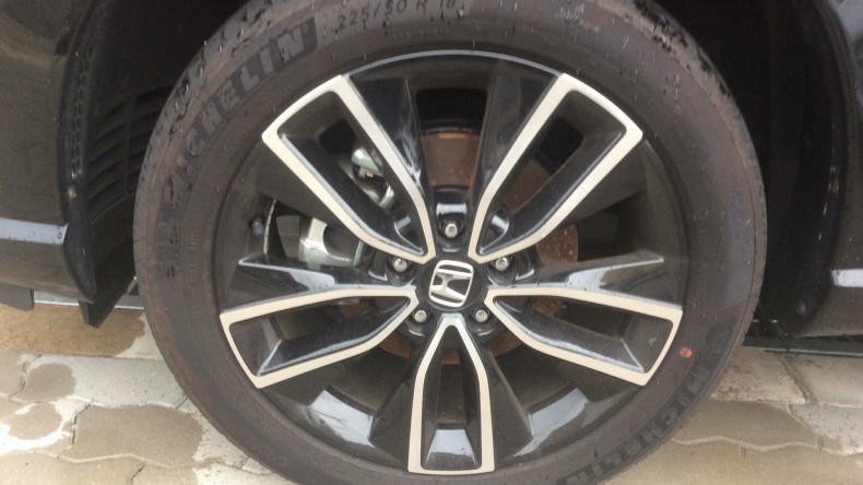 タイヤホイール前