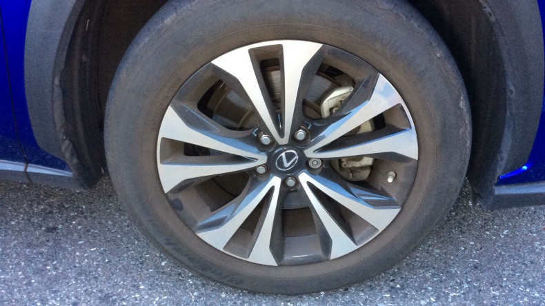 タイヤホイール前