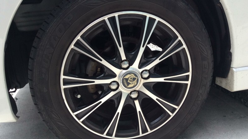 タイヤホイール前