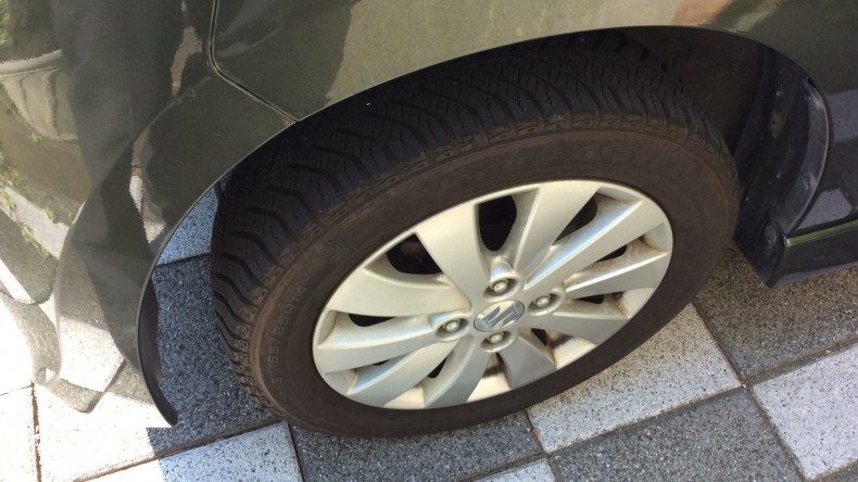 タイヤホイール前