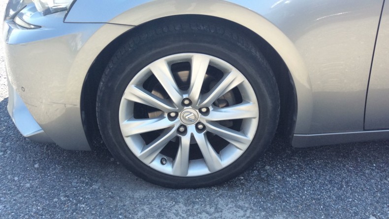 タイヤホイール前