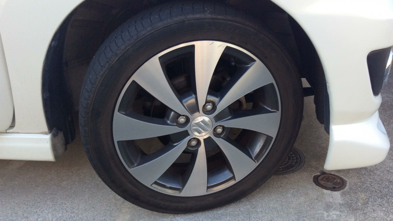 タイヤホイール前