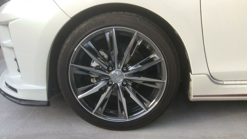 タイヤホイール前