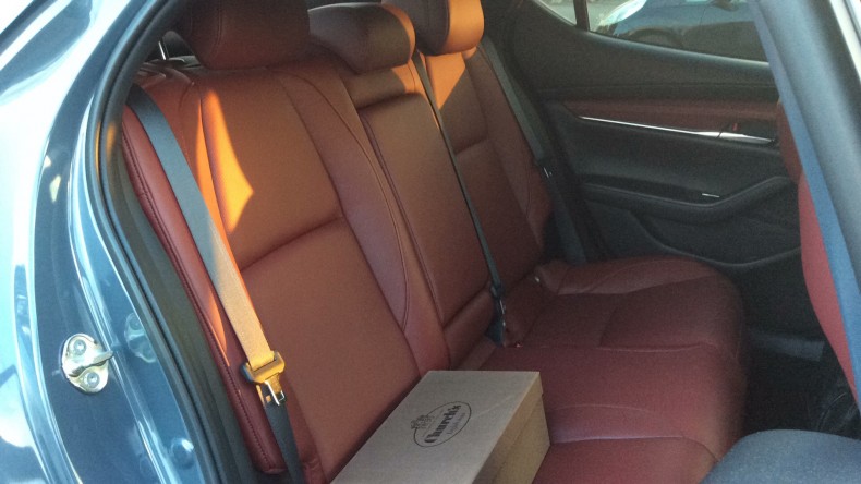 内装後方シート