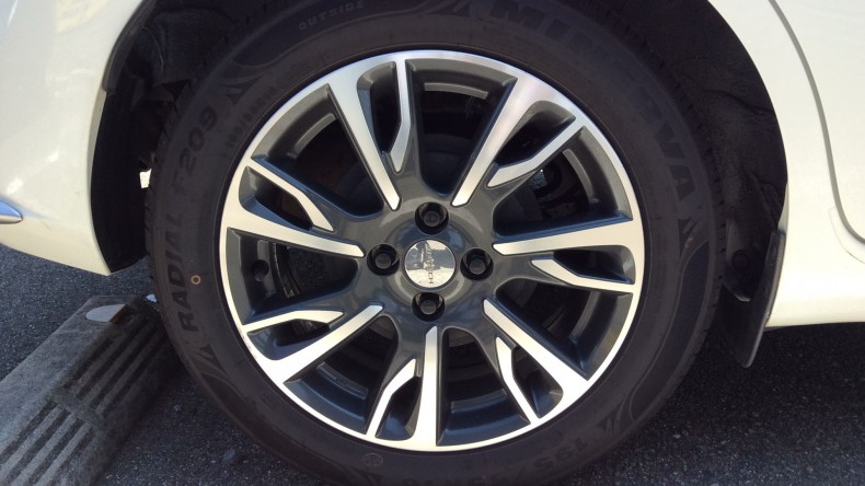 タイヤホイール前