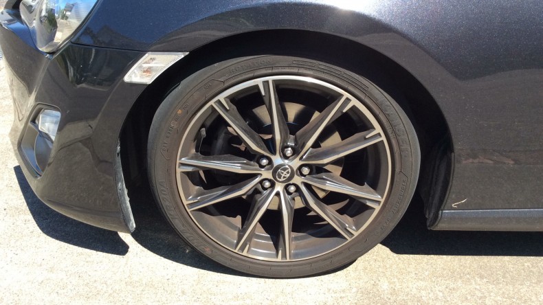 タイヤホイール前