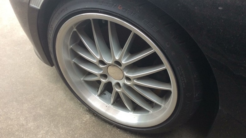 タイヤホイール前