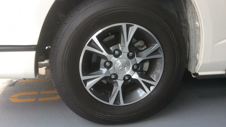 タイヤホイール前