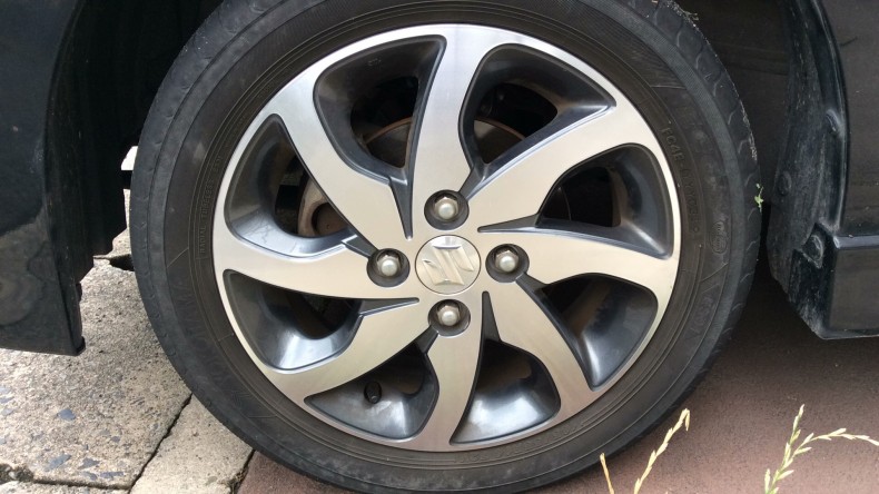 タイヤホイール前