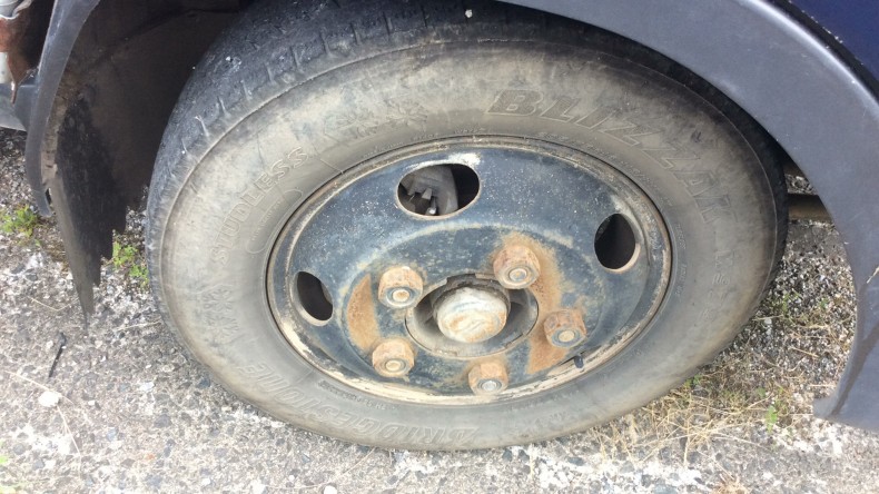 タイヤホイール前