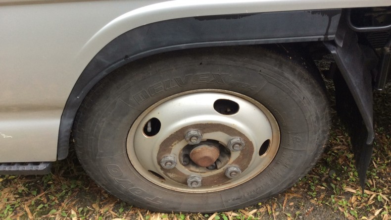 タイヤホイール前