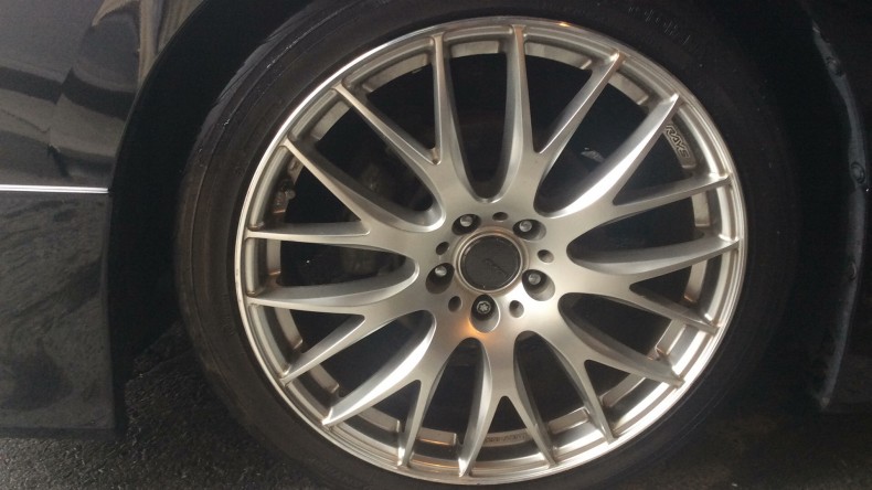 タイヤホイール前