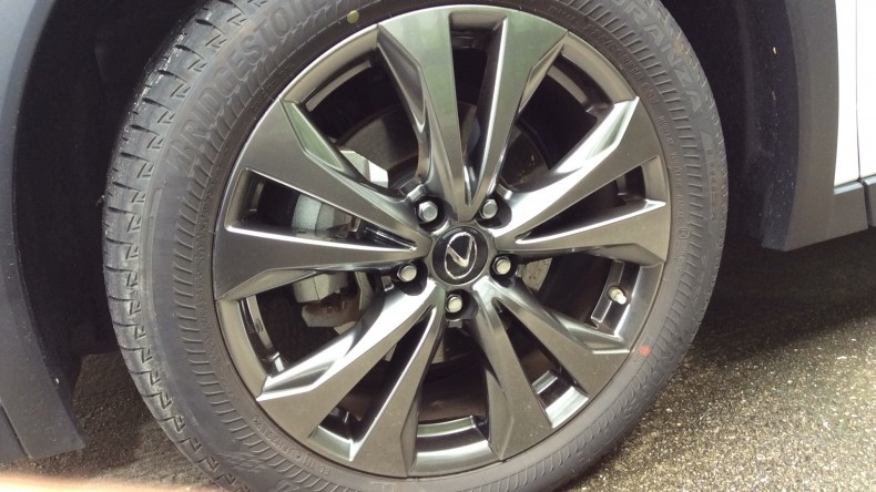 タイヤホイール前