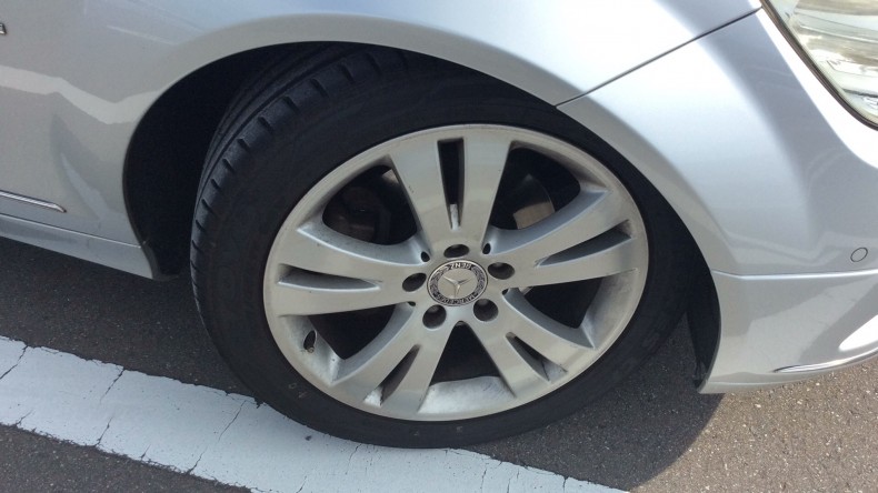 タイヤホイール前