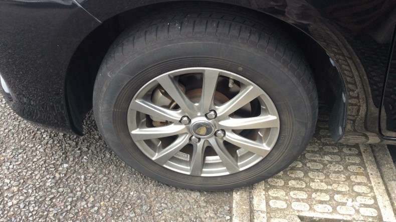 タイヤホイール前