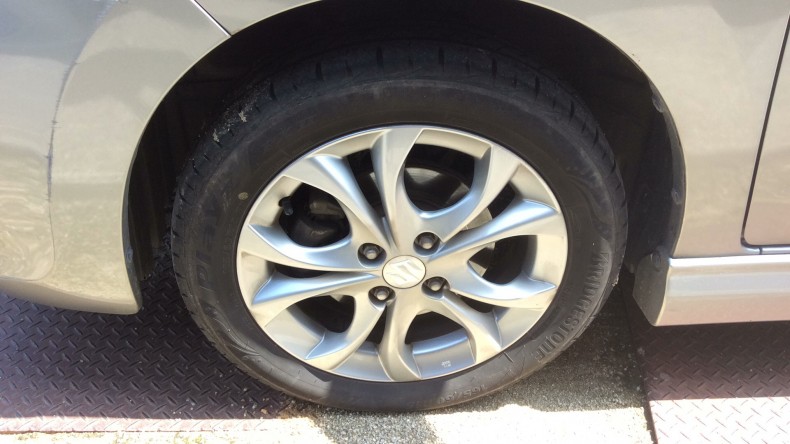 タイヤホイール前